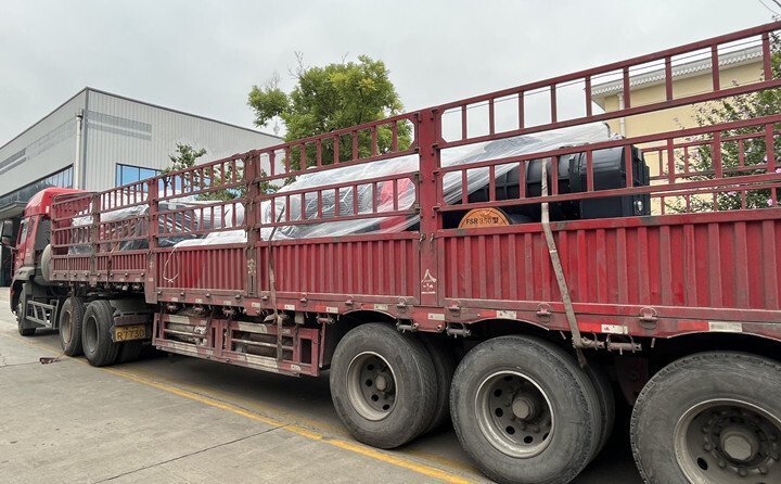 负责发货的同事核实好产品名称、规格和数量,进行了严格把关,与货运公司核对好物流信息。大家通力协作,有条不絮地将风机稳稳地装在大货车上,确保运输过程中货物稳定安全。 负责发货的同事核实好产品名称、规格和数量,进行了严格把关,与货运公司核对好物流信息。大家通力协作,有条不絮地将风机稳稳地装在大货车上,确保运输过程中货物稳定安全。